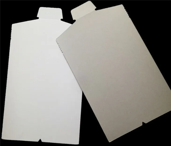 Bekleidungs-Duplex-Whiteboard-Papier, T-Shirt, Hemd, Bekleidungsverpackung, grauer Hintergrund, einseitiger Farbdruck. Whiteboard-Papier, weißes Duplex-Board mit grauer Rückseite für individuelle Drucklösungen